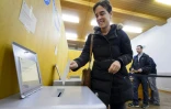 Une femme dépose son vote, le 18 octobre 2015 à Fribourg, dans l'ouest de la Suisse, pour les élections législatives