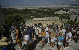 Des touristes visitent le site antique de l'Acropole, le 14 juin 2023 à Athènes