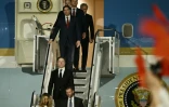 Eric et Lara Trump, Elon Musk (c), PDG de SpaceX, X et de Tesla, Marco Rubio, secrétaire d'État américain, Pete Hegseth, secrétaire à la Défense américain, et Jensen Huang, fondateur et PDG de Nvidia, descendent d'Air Force One à leur arrivée à l'aéroport international de Pékin, le 13 mai 2026