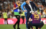 L'entraîneur du FC Barcelone Ernesto Valverde réconforte Clément Lenglet après la défaite en Coupe du Roi face à Valence le 25 mai 2019