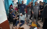 Des Palestiniens blessés dans un bombardement israélien gisent sur le sol dans l'hôpital des Martyrs d'al-Aqsa à Deir al-Balah, dans la bande de Gaza, le 31 mars 2024