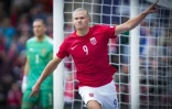 La joie de l'attaquant norvégien Erling Haaland, après avoir marqué le 2e but sur pénalty face à la Suède, lors de leur match de Ligue des nations, le 12 juin 2022 à Oslo