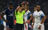 L'arbitre Benoît Bastien annule un but après consultation de la VAR lors du classique OM-PSG au stade Vélodrome, le 24 octobre 2021