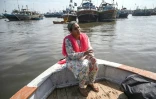 La sage-femme Neha Mankani, à bord d'un bateau ambulance à destination de l'île de Baba, lors d'une interview avec l'AFP, le 11 juin 2024 au Pakistan