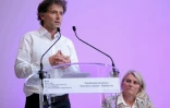 Le spécialiste des maladies infectieuses de l'hôpital Bichat-Claude Bernard, Xavier Lescure (g), aux côtés de la ministre de la Santé, Stéphanie Rist, fait le point sur la situation concernant l'hantavirus lors d'une conférence de presse à Paris, le 12 mai 2026