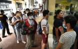 Des personnes font la queue pour recevoir des masques de protection distribués gratuitement, le 31 janvier 2020 à Manille, aux Philippines