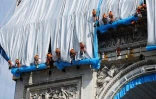 L'Arc de Triomphe entièrement emballé dans du tissu