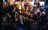 Benny Gantz (G), chef de la formation centriste israliénne "Bleu-Blanc", salue la foule lors d'un rassemblement électoral dans la ville israélienne de Tel Aviv (ouest), le 29 février 2020 