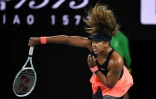 La Japonaise Naomi Osaka au service lors de la finale de l'Open d'Australie face à l'Américaine Jennifer Brady, le 20 février 2021 à Melbourne