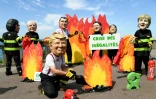 Des activistes de l'organisation Oxfam portant des masques représentant les dirigeants du G7 manifestent en marge du sommet du G7 à Biarritz, le 23 août 2019.