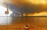 Un bateau évacuant des touristes et habitants de Lège-Cap-Ferret accoste à Arcachon, en Gironde, le 24 juillet 2026