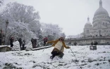 Des promeneurs sur l\'esplanade du Trocadéro recouverte de neige, face à la Tour Eiffel, le 6 février 2018 à Paris
