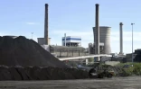 Des engins charrient du charbon à la centrale Emile-Huchet en vue de sa remise en service, le 12 septembre 2022 à Saint-Avold, en Moselle 