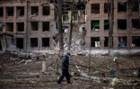 La mairie de Kharkiv en Ukraine frappée par des bombardements russes, le 1er mars 2022