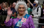 Une personne travestie en reine à la Marche des fiertés de Londres