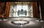 La "parure de la reine Marie-Amelie et de la Reine Hortense" exposée dans la galerie d'Apollon au musée du Louvre, le 14 janvier 2020 à Paris