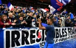 Le défenseur français Patrice Evra salue les supporters après un match contre la Suède, le 11 novembre 2016 au Stade de France