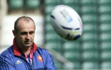 L'entraîneur du XV de France Philippe Saint-André lors d'une séance d'entraînement au stade de Twickenham, au sud-ouest de Londres, le 17 septembre 2015