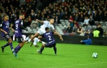 L'attaquant de Lyon Memphis Depay (c) offre la victoire à son équipe en marquant dans le temps additionnel à Toulouse, le 2 novembre 2019