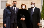Le président français Emmanuel Macron et sa femme Brigitte Macron reçoivent le président ivoirien Alassane Ouattara et son épouse Dominique Folloroux-Ouattara, le 17 mai 2021 à l'Elysée, à Paris