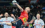 L'Espagnol Joan Canellas Reixach marque un but face au Danemark, lors de leur demi-finale de l'Euro de handball, le 28 janvier 2022 à Budapest