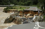 Une route effondrée, le 7 juillet 2018 dans la région d'Hiroshima, suite aux pluies torrentielles que connaît l'ouest du Japon depuis quatre jours