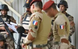 Collaboration entre soldats français de la 11e brigade des parachutistes et des Irakiens membres du contre-espionnage, le 11 avril 2016 à Bagdad