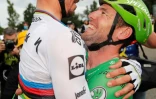 Le Britannique Mark Cavendish remercie son coéquipier français Julian Alaphilippe, après avoir remporté le sprint de la 10e étape du Tour de France, disputée entre Albertville et Valence, le 6 juillet 2021