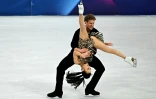 L'Américaine Madison Chock et son partenaire Evan Bates lors de l'épreuve de danse rythmique aux Jeux de Milan Cortina, le 9 février 2026 