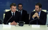 Emmanuel Macron (G) présidant une réunion de crise avec le ministre de l'Intérieur Christophe Castaner (D), au ministère de l'Intérieur à Paris, le 16 mars 2019