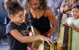 Saint-Pierre : 22 élèves reçoivent leur guitare, Six cordes au bout des doigts