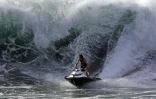 jet ski dans les vagues 