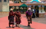 Des femmes indigènes portent le masque lors d'une visite dans un parc d'attraction de Retalhuleu (Guatemala) le 21 mars 2021