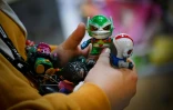 Des figurines de "blind box" dans un magasin de jouets, le 7 avril 2021 à Pékin