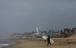 Un surfeur sur la plage d'Huntington Beach, le 2 mai 2020 en Californie