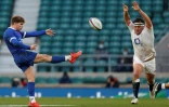 Le demi d'ouverture français Matthieu Jalibert (g) lors de la finale de la Coupe d'automne des Nations face à l'Angleterre, à Twickenham, le 6 décembre 2020
