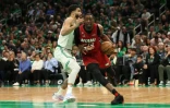 Bam Adebayo du Miami Heat face à Jayson Tatum des Boston Celtics dans le match N.1 de la finale de Conférence Est en NBA le 17 mai 2023 au TD Garden à Boston
