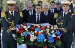Le président français Emmanuel Macron (c) dépose une gerbe au mémorial des Martyrs à Alger, le 6 décembre 2017
