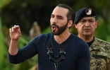 Le président Nayib Bukele s'adresse à des soldats près d'une caserne militaire à la périphérie de San Juan Opico, le 23 novembre 2022 au Salvador