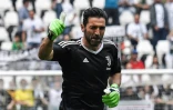 Gianluigi Buffon salue les fans de la Juventus avant le match contre Vérone, le 19 mai 2018 à Turin