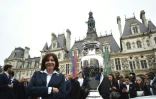La maire de Paris pose à côté du trophée de l'Euro devant l'Hotel de Ville, le 2 avril 2016