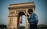 Un gendarme devant l'Arc-de-Triomphe avant le défilé militaire sur les Champs-Elysées, le 14 juillet 2018 à Paris