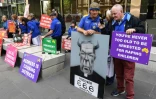 Des manifestants protestent contre les crimes du cardinal australien George Pell à Melbourne le 13 mars 2019