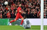 Le gardien sénégalais de Chelsea Edouard Mendy regarde le tir de l'attaquant égyptien de Liverpool, Mohamed Salah, passer à côté, lors de la finale de la Coupe de la Ligue, le 27 février 2022 au Stade de Wembley à Londres