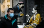 Des statues masquées devant un restaurant à Pékin le 6 mars 2020