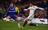 Le milieu du PSG, Adrien Rabiot (d), à la lutte avec celui de Chelsea, Eden Hazard (g), en Ligue des champions à Stamford Bridge, le 9 mars 2016  