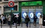 File d'attente devant une pharmacie pour des tests antigéniques du Covid-19, le 6 janvier 2022 à Paris