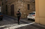 Un carabinier dans une rue de Vibo Valentia, Italie, le 18 novembre 2021
