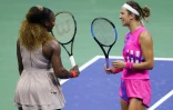 Serena Williams (g), vaincue par Victoria Azarenka (d) en demi-finale de l'US Open, à New York le 10 septembre 2020