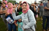 Des femmes dansent sur la musique du groupe de dangdut "Soneta" pendant un meeting de campagne du candidat à la présidentielle Prabowo Subianto, le 28 mars 2019 à Depok, en Indonésie